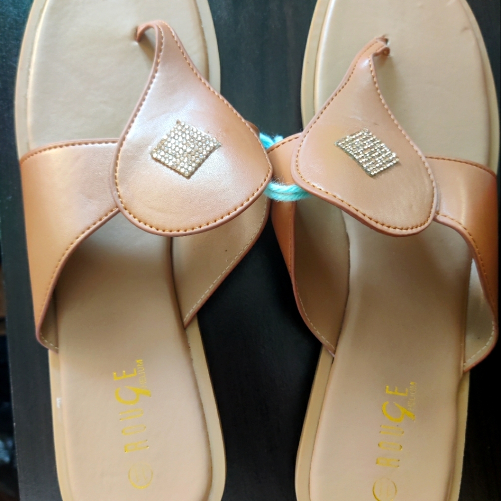 1 pair rouge sandals